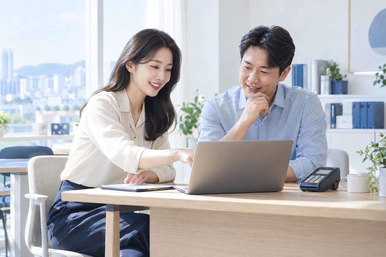 상담 데스크에서 서류를 사이에 두고 사업자에게 설명하는 담당자 — AI 연출 이미지
